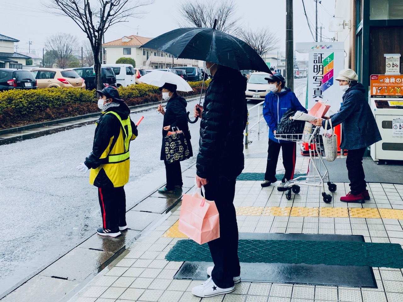 みやぎ生協高砂駅前店様へは、交通誘導のステップマン(黄色コート着用)の他、接客専門ステップマン(青コート着用)も導入致しました。<br>お客様のお荷物持ち、カート回収、傘差し(雨天時)や売り場案内等を実施致しました。<br>駐車場対応は接客業務含め、ステップマンへお任せ下さい。<br>