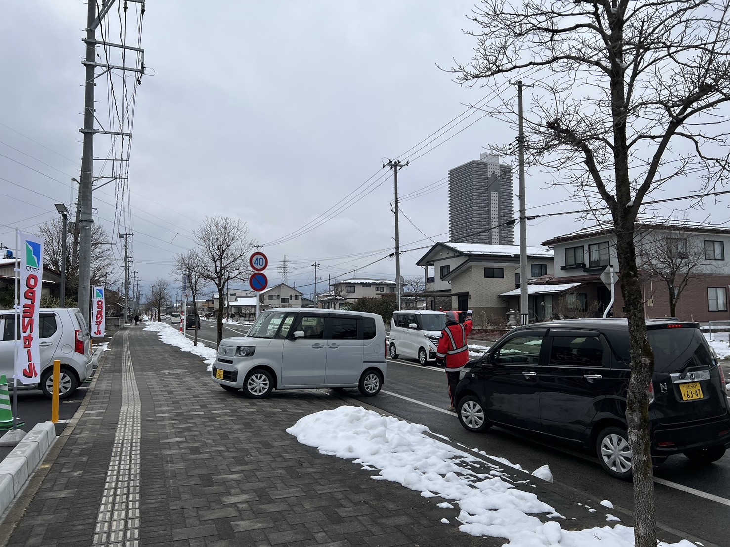 オープン初日は駐車場満車の時間が多く、公道に入庫待ちの車両が発生しましたが、一般通行車両にご迷惑とならない様ご案内し、トラブルなく対応を完了しております。<br>