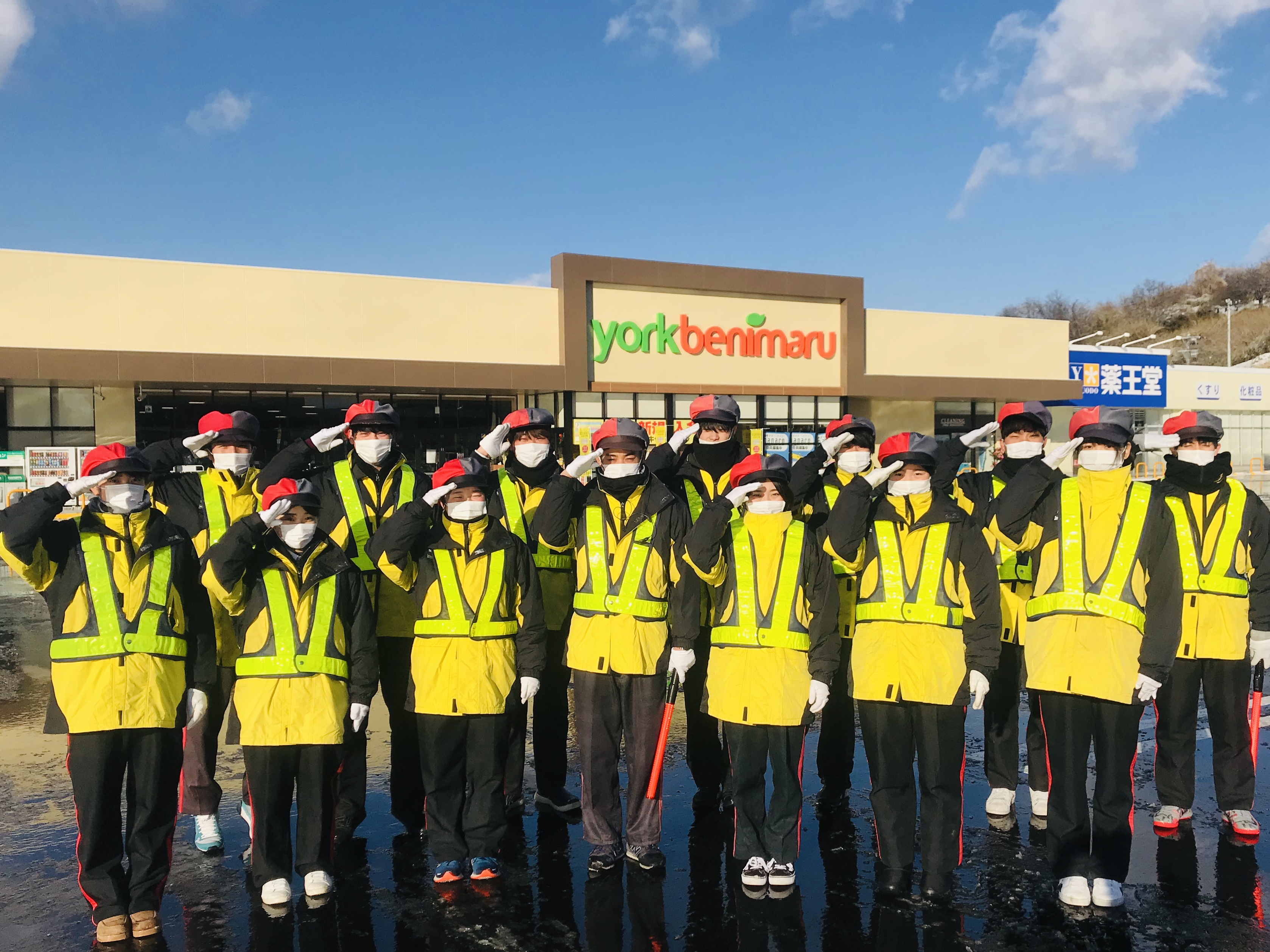 令和3年1月29日にグランドオープンしました、ヨークベニマルメガステージ二本松店(株式会社ヨークベニマル様/福島県二本松市)の駐車場でのご案内を当社のステップマンが担当致しました。<br>開店前から閉店までの駐車場整理、並びに出入口周辺の混雑緩和として、オープニングセールの3日間は各日14名で対応致しました。<br>