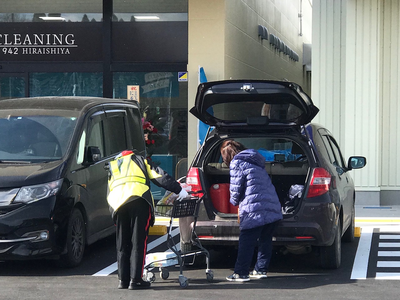 ステップマンは車両誘導業務(2号警備業務)と併せて、接客業務も実施が可能です。メガステージ二本松店様導入時も、お客様のお荷物運びやカート回収も併せて実施しております。<br>オープニング時のパーキング各種対応は、是非ステップマンへお任せ下さい。<br>