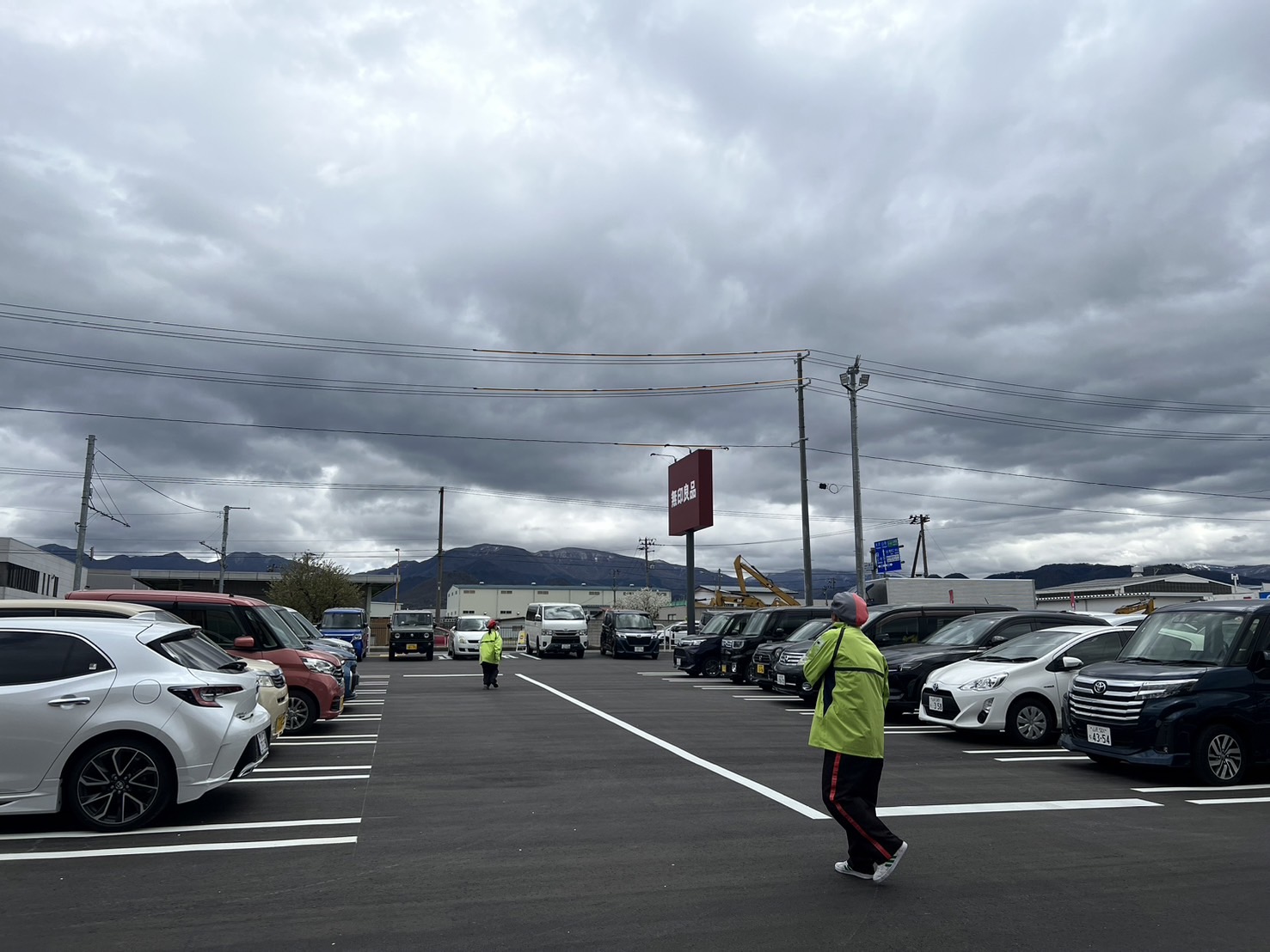 日中は場内が満車の時間帯が多く、場内にて待機車両が発生致しました。お待ち頂くお客様へは、ストレスフリーでご入店して頂く為、分かりやすい説明と笑顔での対応を心掛け、来店車両の対応を行いました。<br>