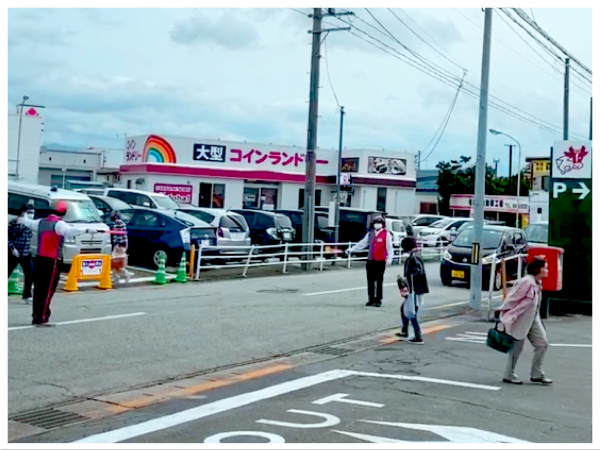 歩行者様の安全確保を行いながら、一般のお車の渋滞が発生しないよう、対応致しました。<br>