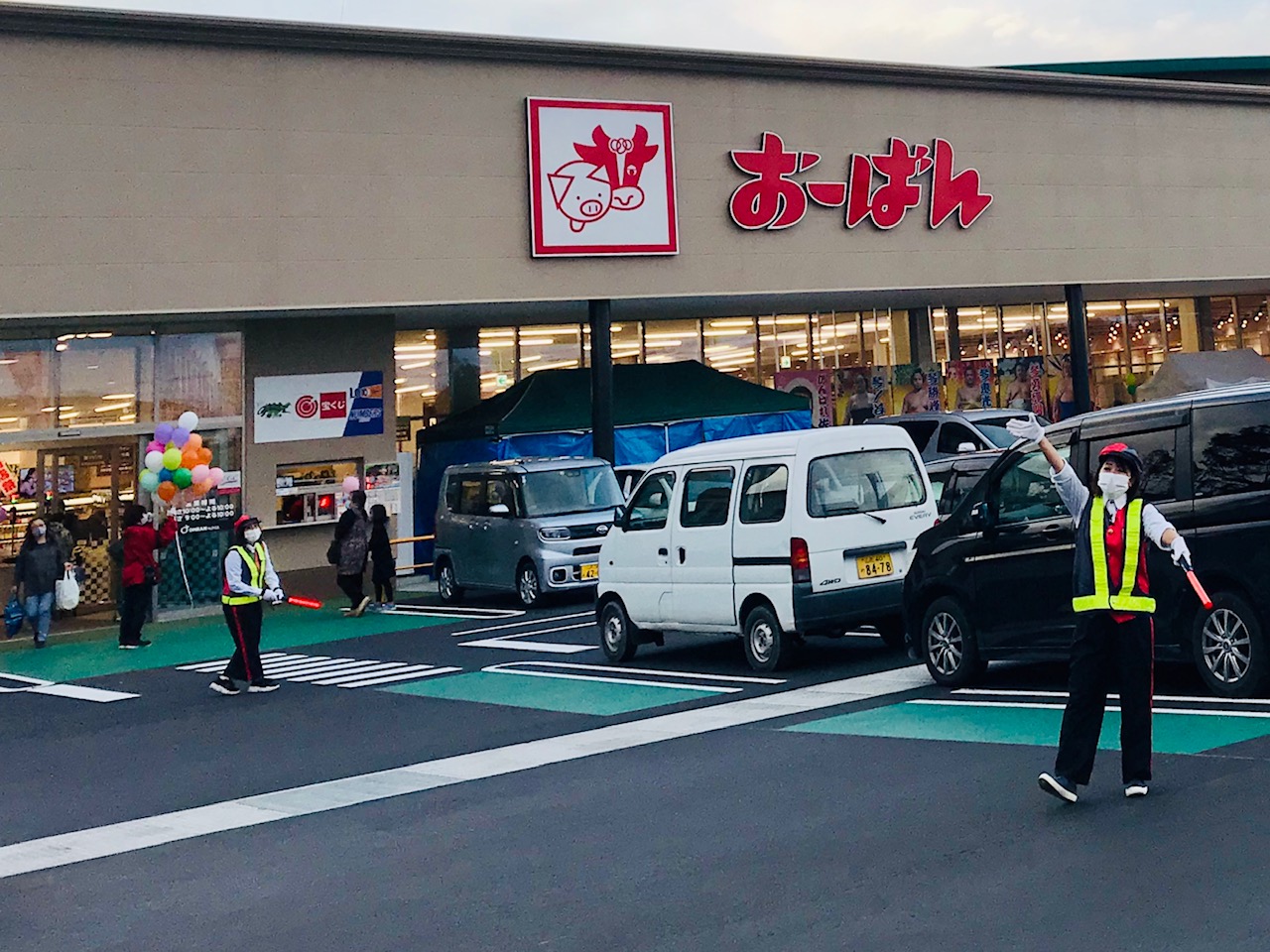 初日の6日はご来店車両が多く、道路も混雑致しましたが、お客様がスムーズに駐車できるよう、ご対応致しました。<br>