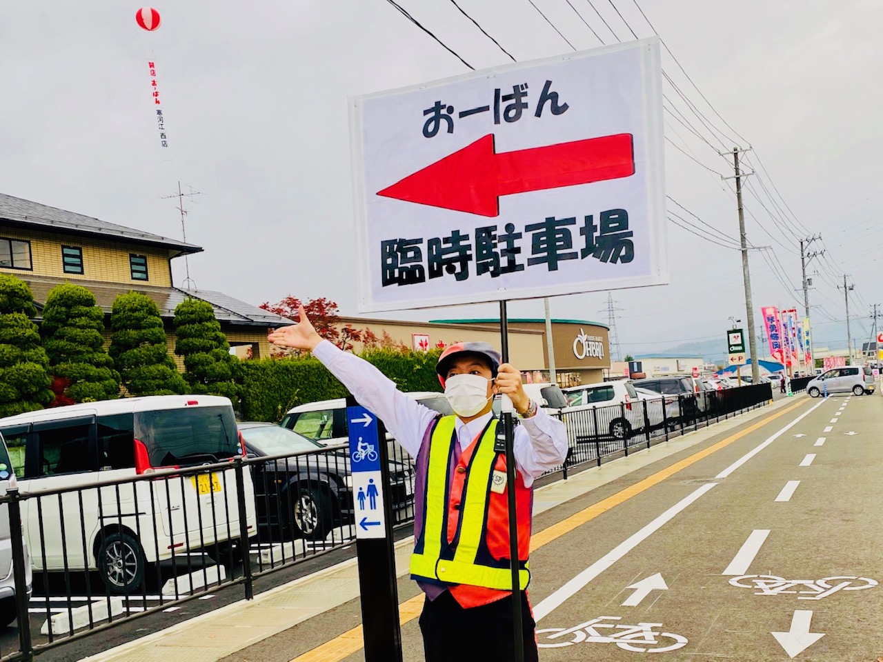 看板等も使用し、分かりやすく安全なご案内を心がけ、混雑緩和に努めました。<br><br>【ステップマン対応可能地域】<br>現在、東北地方全域と北関東エリアを中心にステップマンの派遣を行っております。<br>オープニング対応や、接客を含めた店舗のトータルサポート業務は、是非、当社のステップマンへお任せ下さい。<br>