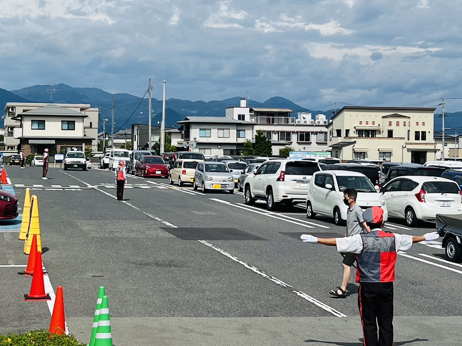 (ヤマザワ松見町店)10名以上の導入で、駐車場全体の空き台数の把握、及び歩行者様の安全確保を実施致しました。<br>