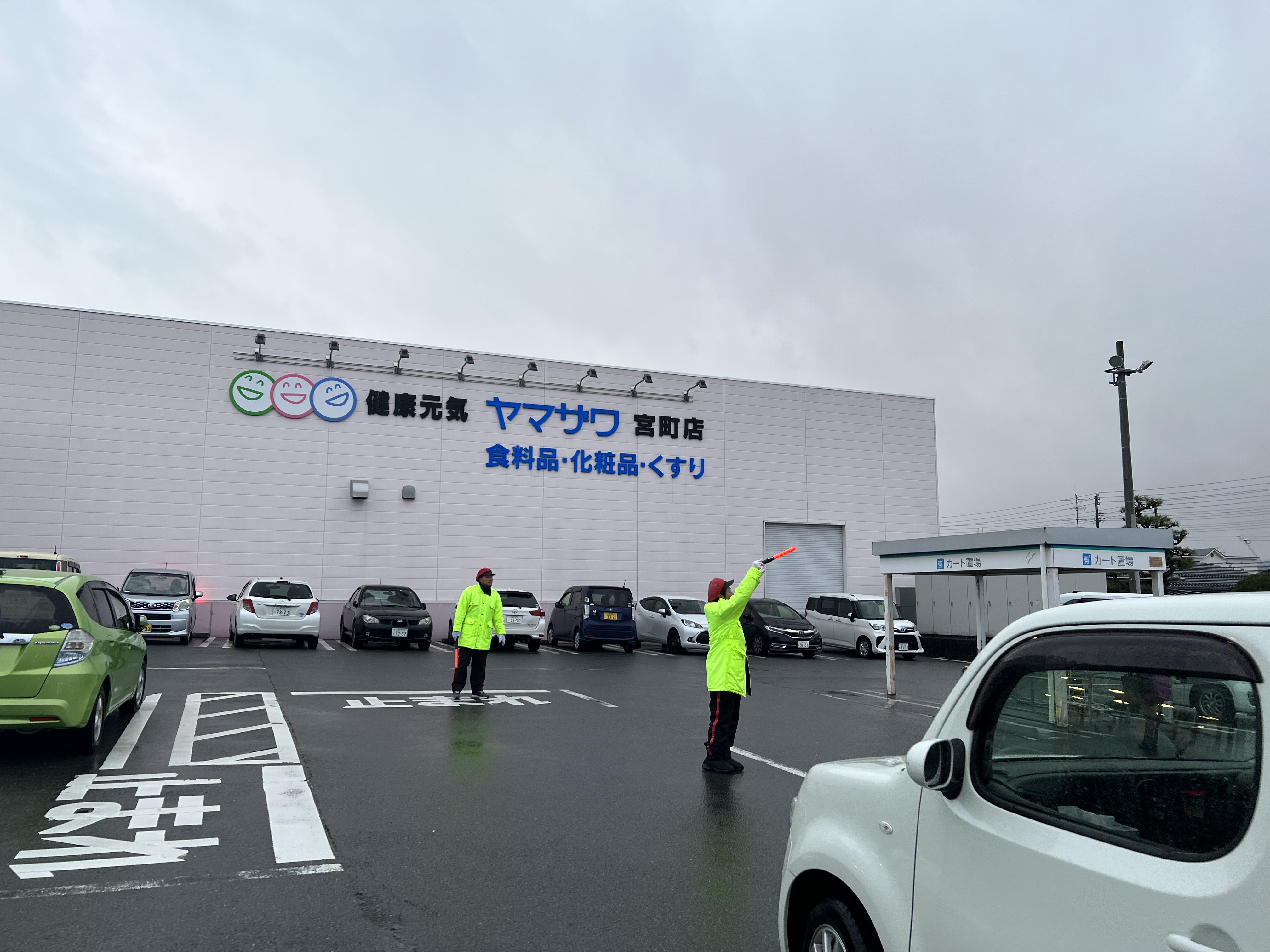 2日間とも、悪天候ではありましたが、多くのお客様が来店し、オープン初日は夕方まで満車が続きました。<br>