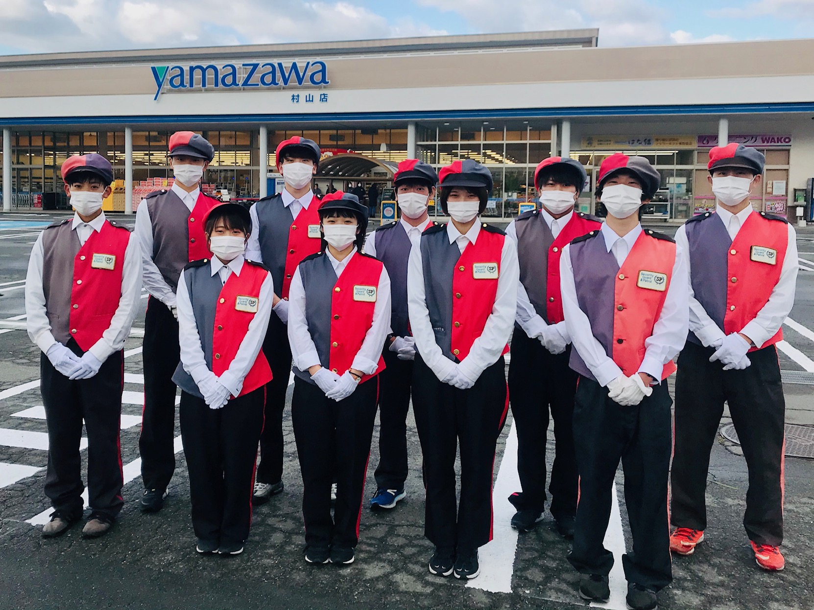 令和2年10月31日にリニューアルオープンしました、ヤマザワ村山店(株式会社ヤマザワ様/山形県村山市)にて、駐車場のご案内サービスを当社のステップマンが10月31日~11月1日の2日間、担当致しました。<br>
