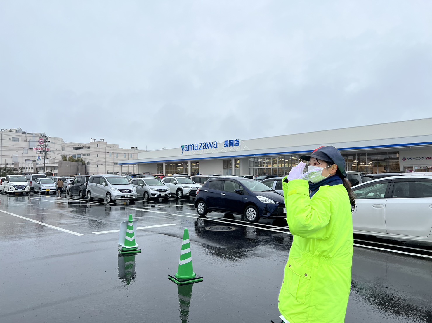 オープニング期間は、雪が降る時間帯もありましたが、寒い中ご来店されたお客様がスムーズに駐車できる様、笑顔での分かりやすいご案内をスタッフ全員で実施致しました。<br>