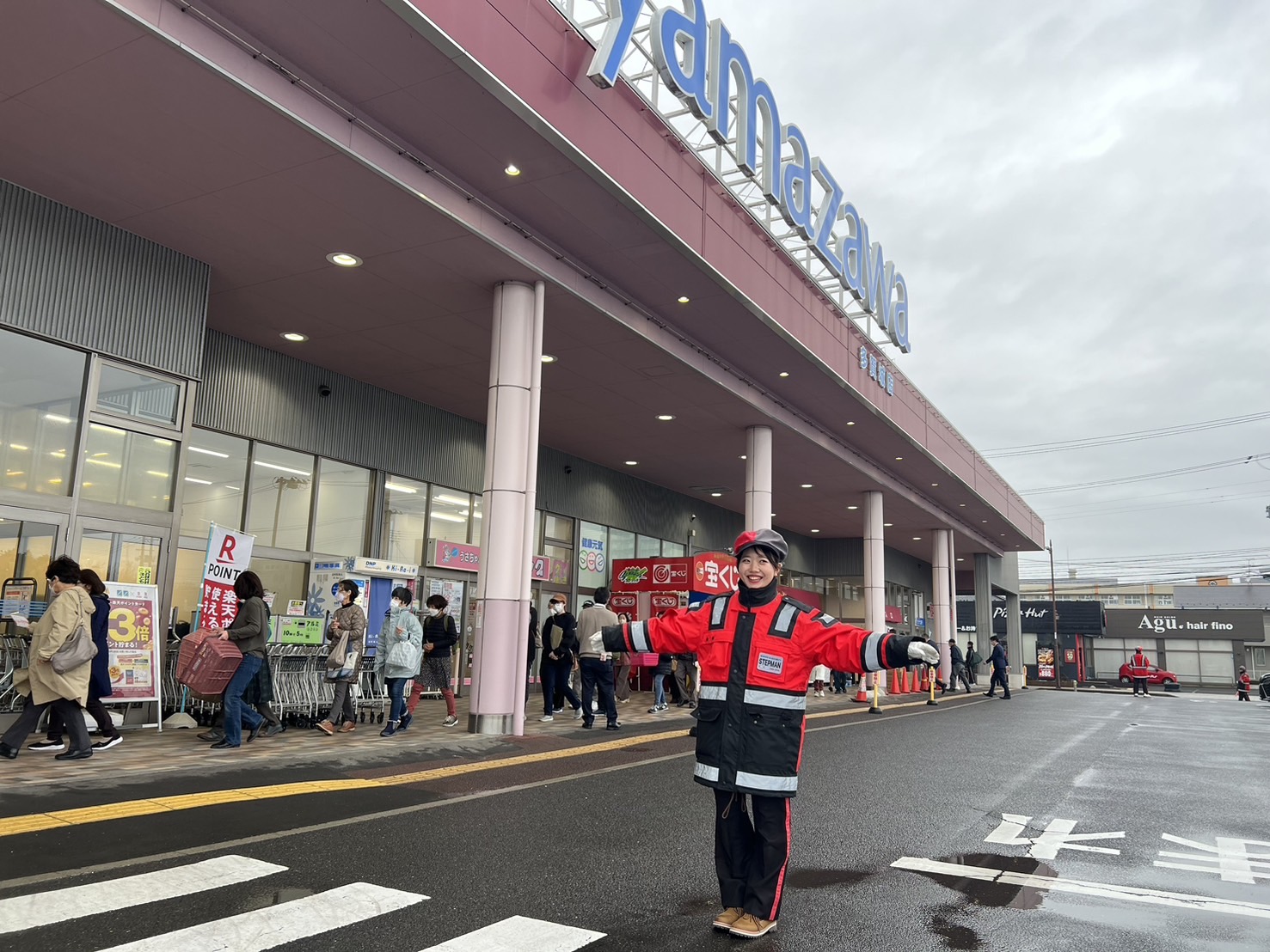 (ヤマザワ様)<br>開店前から多くのお客様が列を作り、大変賑わいがありました。また、同敷地内にはホームセンターも隣接されており、多くの車両が往来する現場であった為、歩行者様の安全確保へもより一層の配慮を行いました。<br>★★★★★★★★★★<br>
