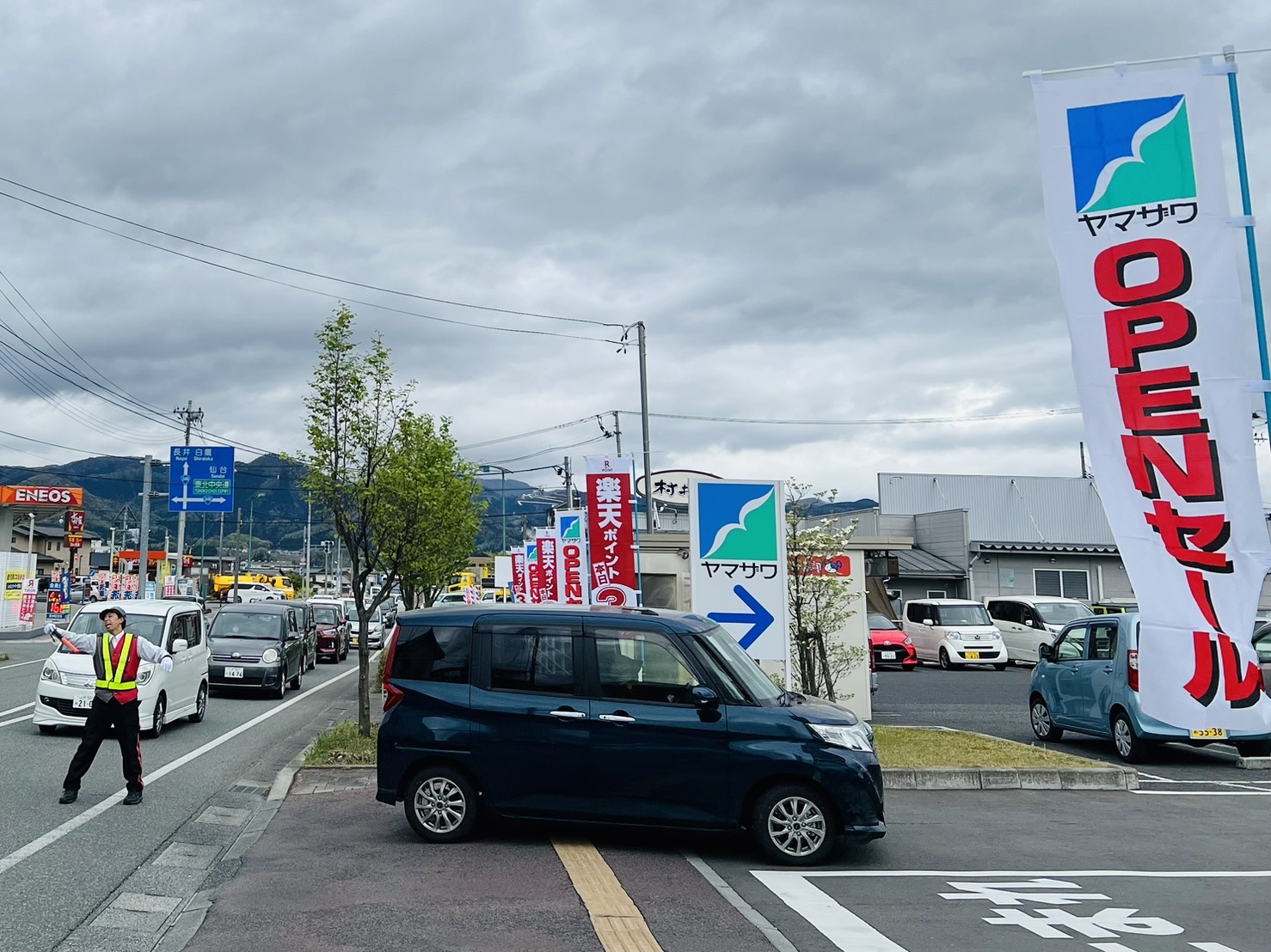 当初は駐車場内のみの対応予定でしたが、予想を超えるお客様のご来店で、公道にて渋滞が発生してしまいましたので、店舗側とも打合せを行い、急遽、出入口の対応も行いました。尚、資格者配置路線ではありませんでしたが、交通誘導2級の有資格者を多数投入しておりましたので、資格者を中心に対応致しました。<br>