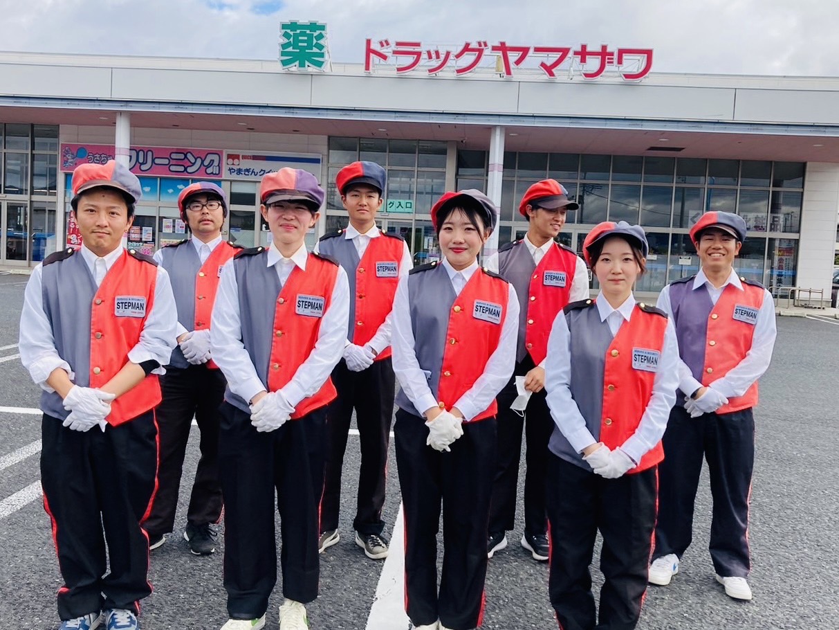 2日目も多くのお客様にご来店頂きました。当社スタッフの導入人数は初日程ではありませんでしたが、ステップマンを多数配置し、お客様案内係りとして駐車場対応を行いました。<br>