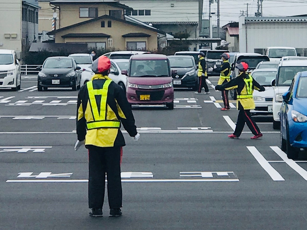 駐車場内では、各列にステップマンを配置し、お客様が空きスペースを探しやすいようご案内し、スムーズに駐車できる様、また事故が起こらないよう、車両誘導を実施致しました。<br>
