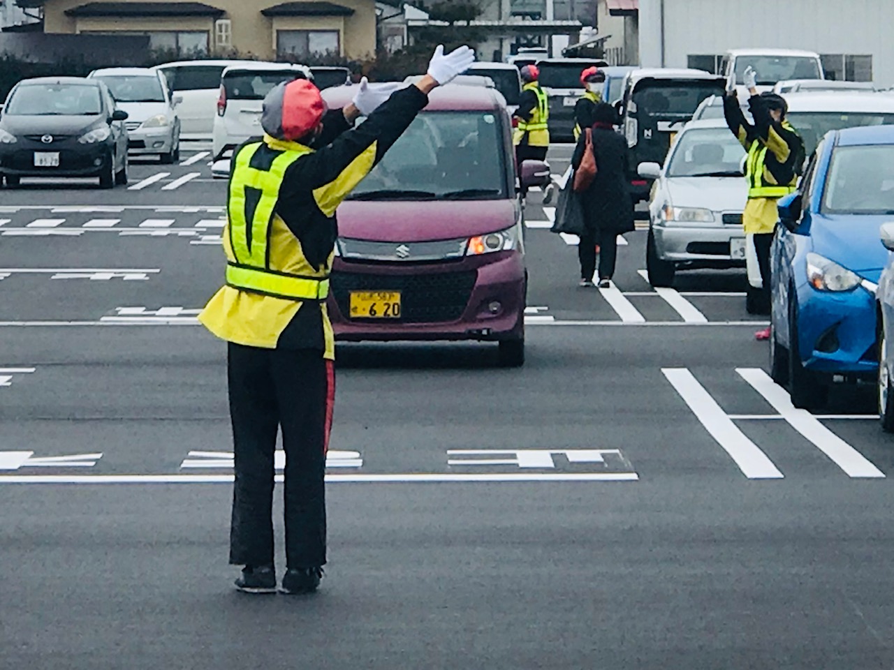 ステップマンはお車をご案内する際、分かりやすい大きな動きと明るい挨拶でお客様をお出迎え、お見送り致します。接客サービスも併せて実施致しますので、通常の警備員とは一味違うサービスをご体感頂けます。<br>お気軽にお問合せ下さい。<br>