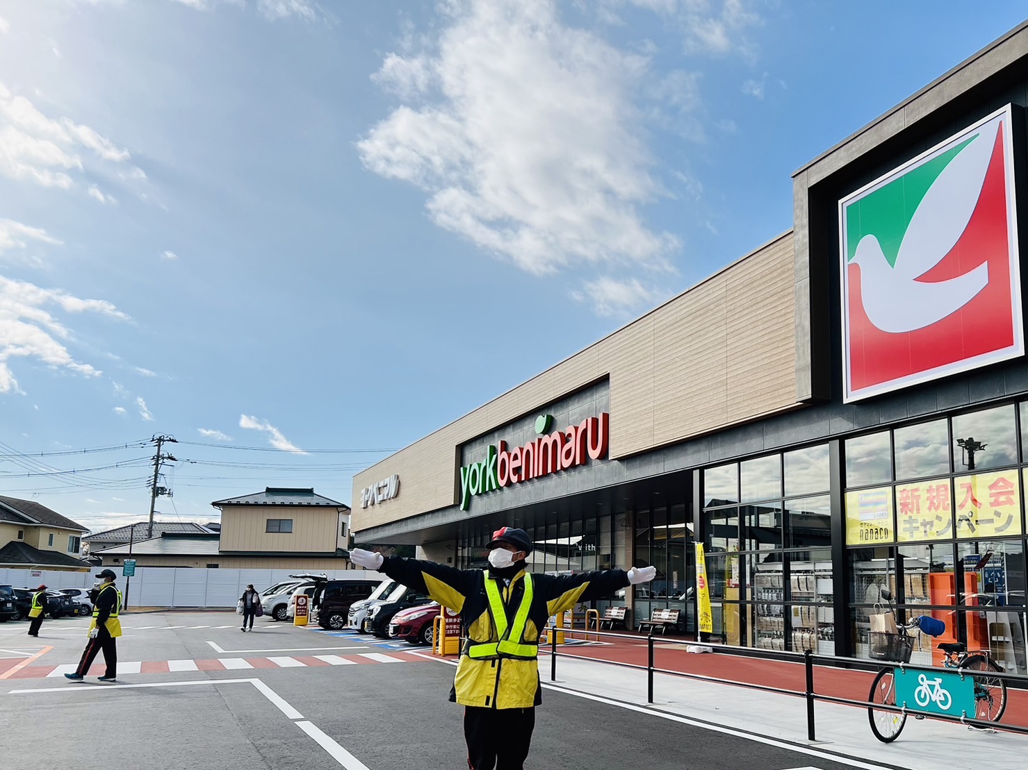 同施設にはテナントも入りますが、先行してスーパー棟のみの開店でしたが、駐車場が満車になり、駐車までお時間を頂くこともございました。<br>
