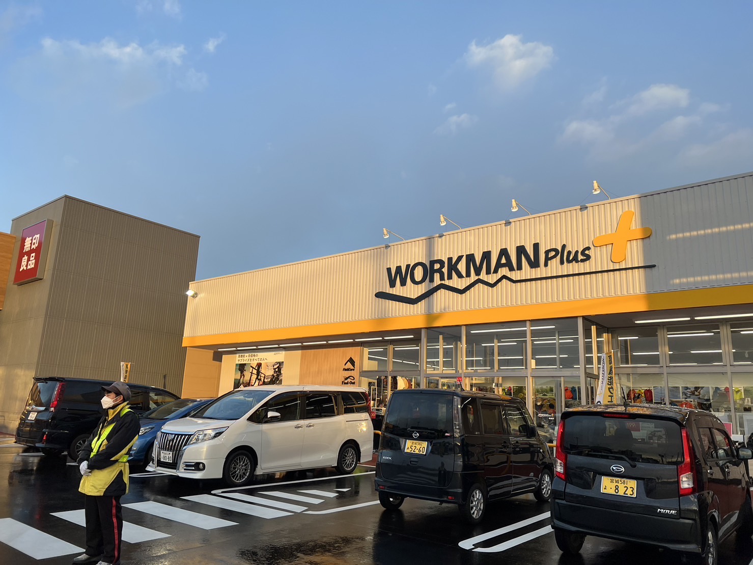 また、12月8日には、ヨークタウン内のワークマンプラス様がオープンし、こちらは朝7:00の開店時間からステップマンを配置致しました。<br>
