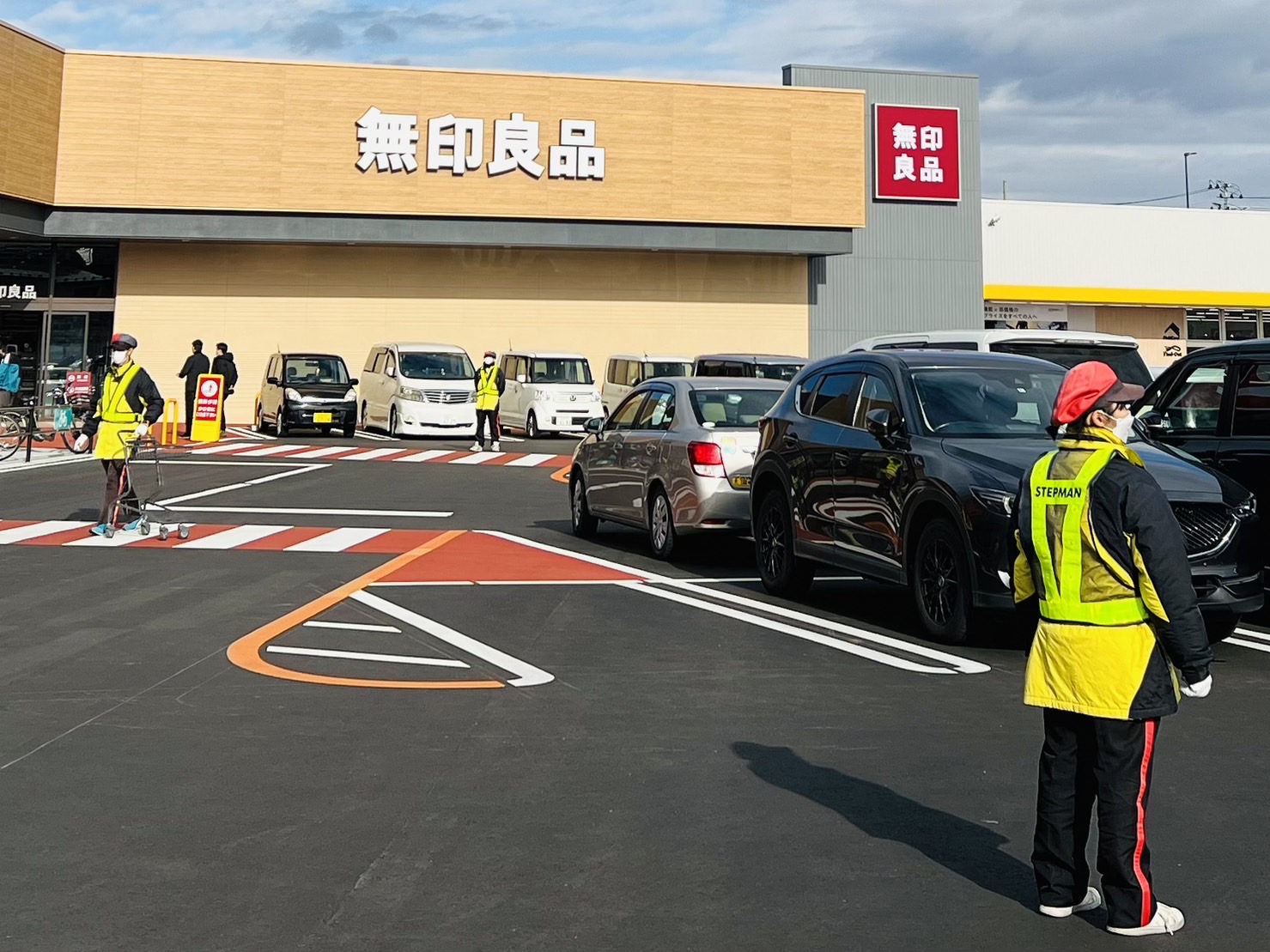 翌12月9日には、無印良品(良品計画様)のオープンとなり、施設全体のテナントが全て開店し、駐車場内の混雑緩和の為、同週末までステップマンの導入を継続致しました。<br>