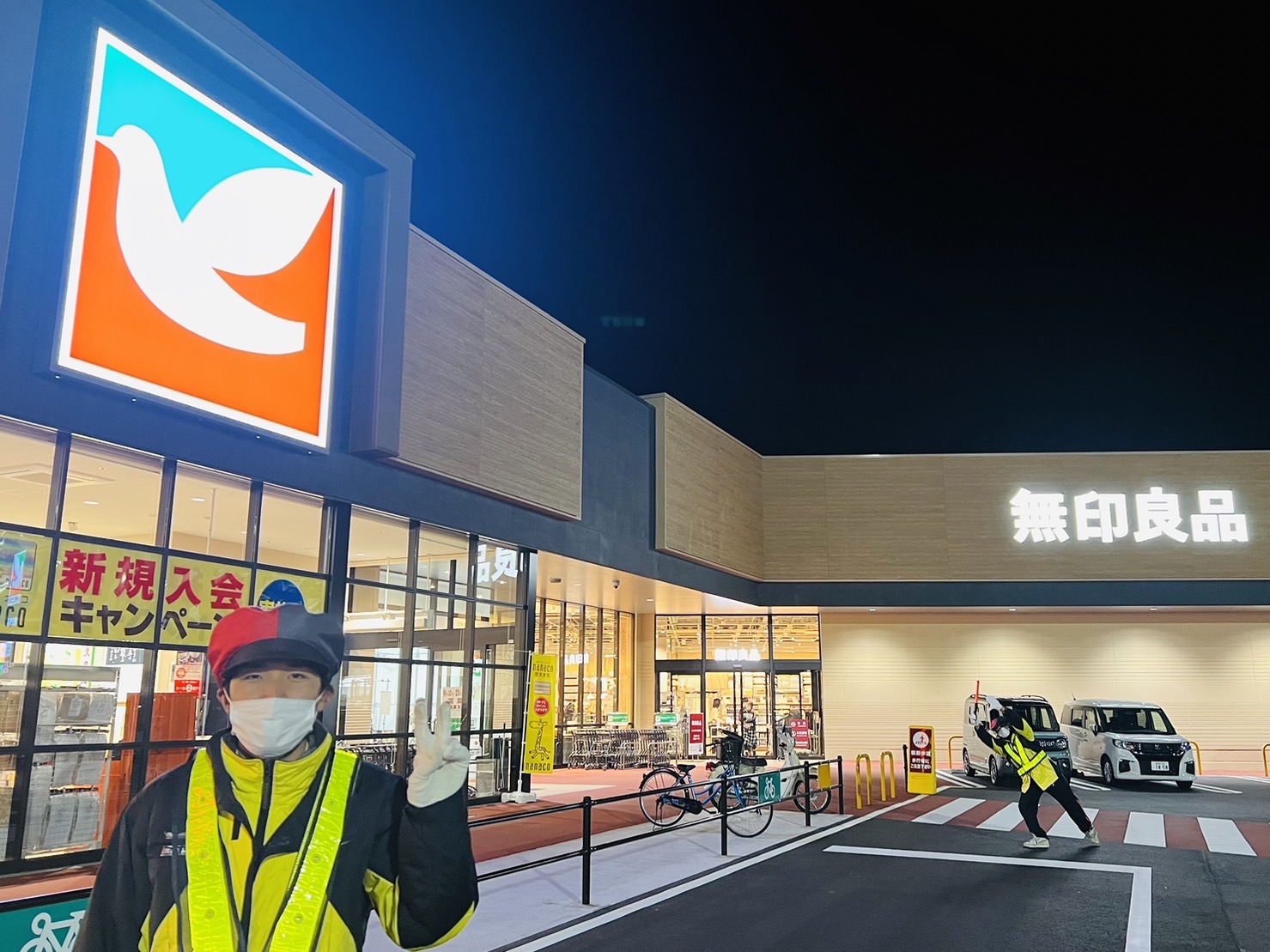 冬期のオープン対応は寒さとの戦いですが、フレッシュで明るいスタッフが夜間まで笑顔でお客様対応を行い、スーパー棟のお客様のお声(投書)へも、お褒めのお言葉を頂戴致しました。今後も、お客様に喜んで頂ける様、また安心安全を常にお届けできる様、スタッフ一同、精進して参ります。<br><br>【新型コロナウイルス対策】<br>お客様に安心してお買い物をお楽しみ頂けるよう、業務中はマスクの着用をしております。<br>
