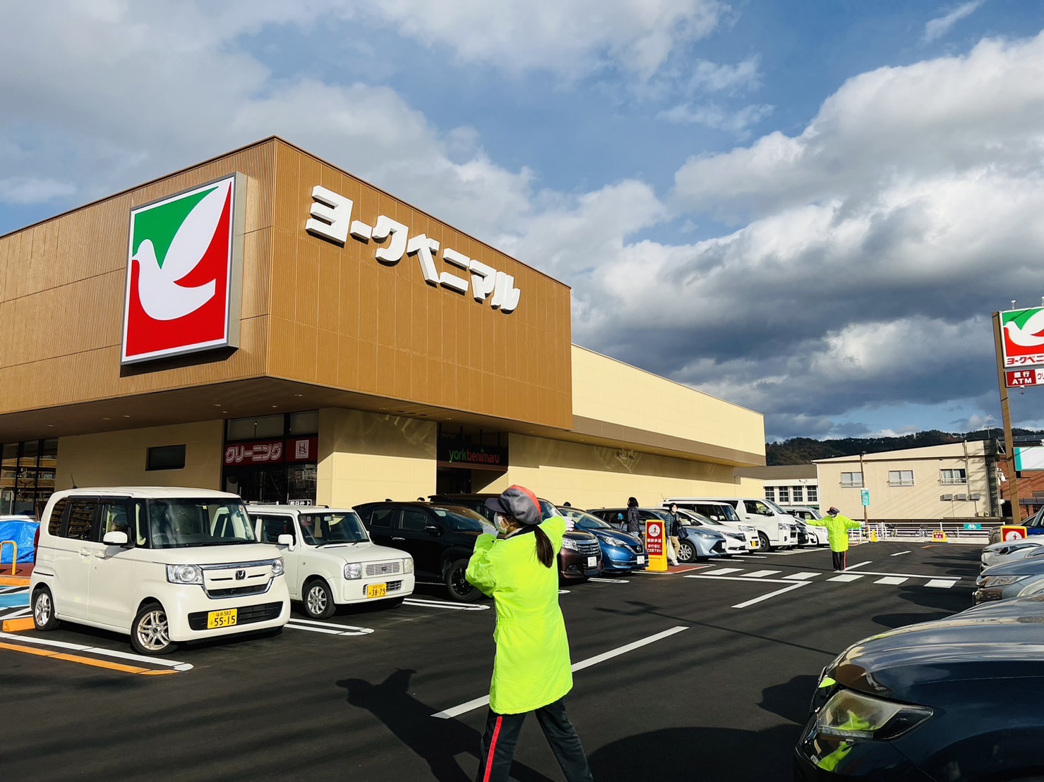 駐車場は第3駐車場までの3ヶ所合計で53台と少なく、1日を通して満車の時間帯が多くございました。ステップマン同士が連携を取り、公道での渋滞が発生しないよう、対応させて頂きました。<br>