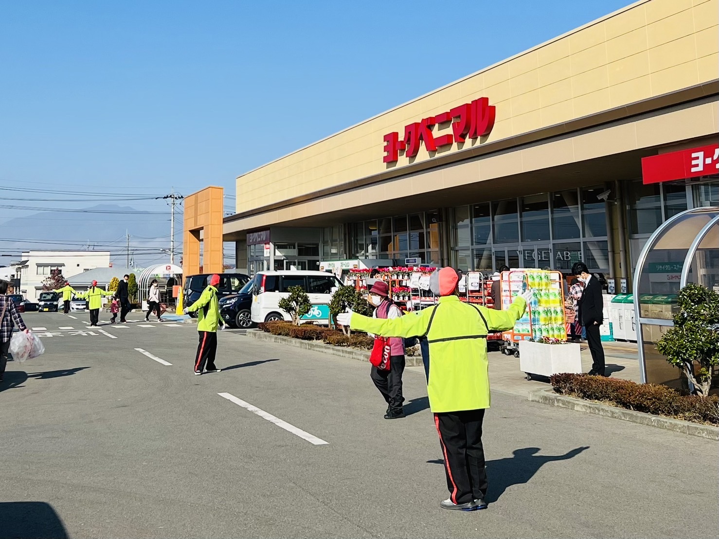 尚、同週末の11月12日には、ヨークベニマル東根店(株式会社ヨークベニマル様/山形県東根市)のリフレッシュオープンもあり、そちらへも当社ステップマンを導入しております。<br>ステップマンは、駐車場対応サービス員です。警備業を行える、フレッシュなサービス員を、特別なタイミングで導入頂き、異空間をご提供すると共に、駐車場や近隣渋滞のクレームを限りなく0(ゼロ)に近づけます！！<br>