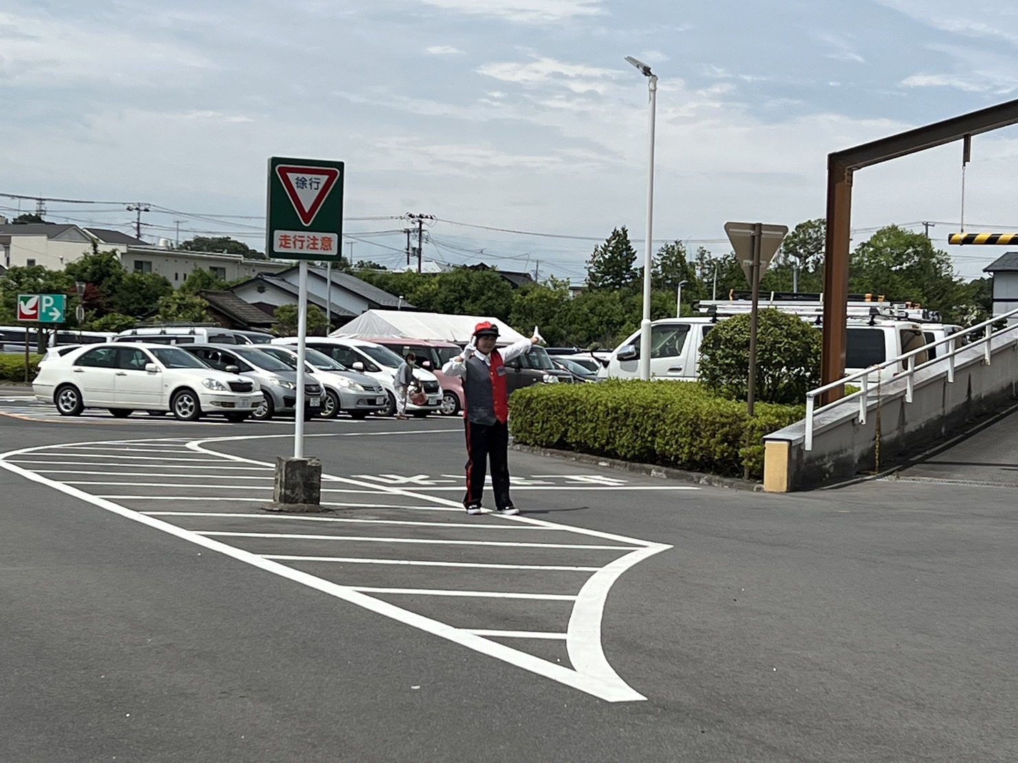 1F駐車場の駐車可能台数が少ない為、2F屋上駐車場へのご案内を行いました。<br><br>ステップマンがお客様を笑顔で元気よくお出迎え致します。通常の警備員との違いを感じて頂ける、当社イチオシのサービススタッフがステップマンです。<br>