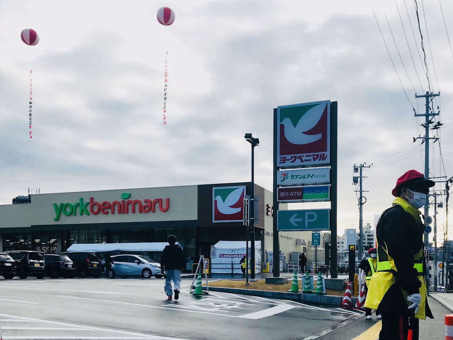 ヨークベニマル仙台小松島店駐車場出入口前の公道はカーブがある坂道の為、当面の間は事故防止の為、平日含め毎日ステップマンを配置予定です。<br><br>当社は年間数十件のオープン対応の実績があります。オープニングの駐車場警備、並びに接客やキッズイベントの対応は、是非ステップマンへ!!<br>