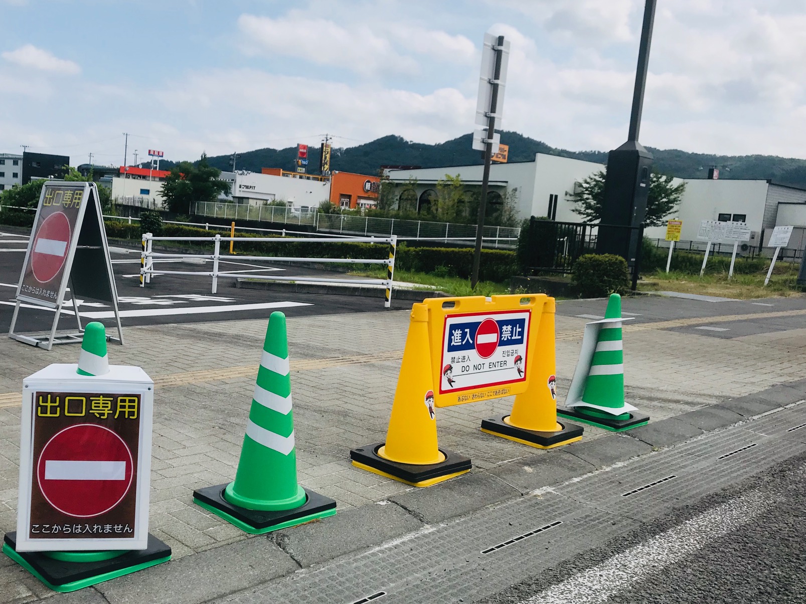 オープニング期間は、駐車場への出入口で規制をかけ、場内、並びに周辺道路の混雑緩和に努めました。規制をかける際の保安用資機材は、弊社からの持ち込みで、警備計画に沿った案内板を使用しました。<br>