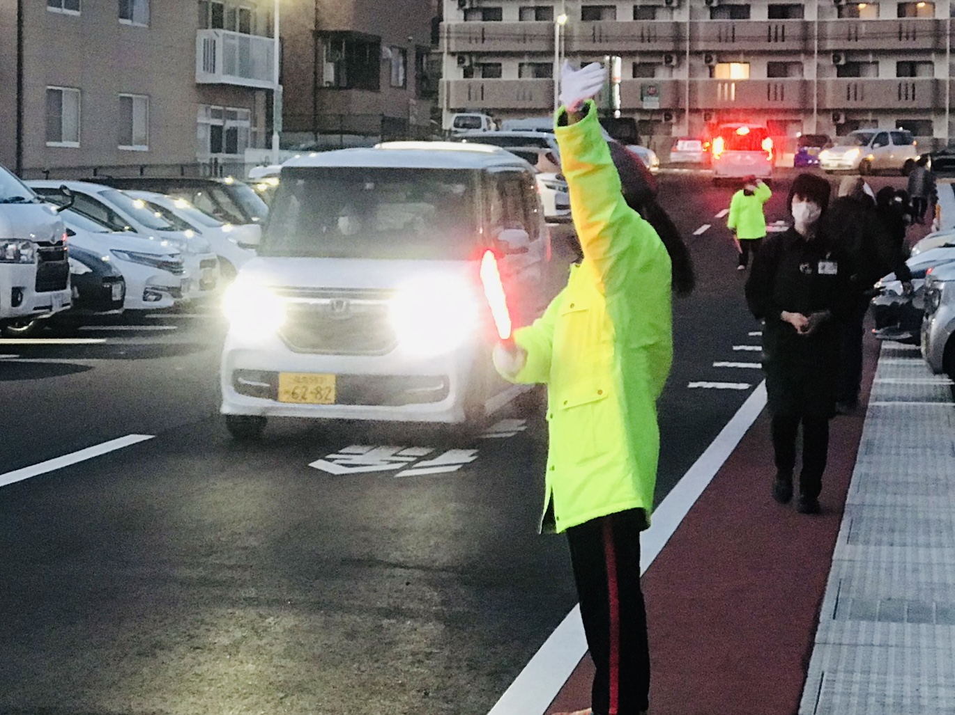 混雑時は店舗前国道側入口を封鎖し、裏口からの入場案内を行いました、一般道での入庫待ち等、渋滞が発生しないよう、対応致しました。<br>※オープン後はヨークベニマル様の１２３の市(セール日)がありましたので、3月3日まで人員を減らして導入し、その後は当面の間、土日祝日にステップマンを店舗前横断歩道へ配置致します。<br>