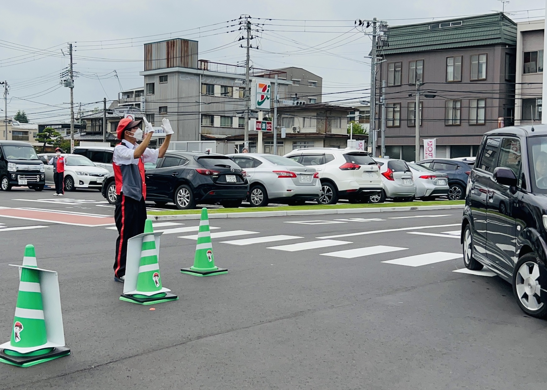 カラーコーンや看板等を活用し、初めてご来店されるお客様への分かりやすいご案内を心掛けました。<br>